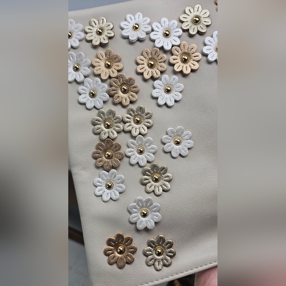 Imoshion Oversized Wristlet Clutch Makeup Bag With Floral Appliques - Picture 2 of 14